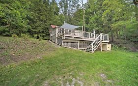 Cozy Stockbridge Cabin - Walk To Beach And Lake!